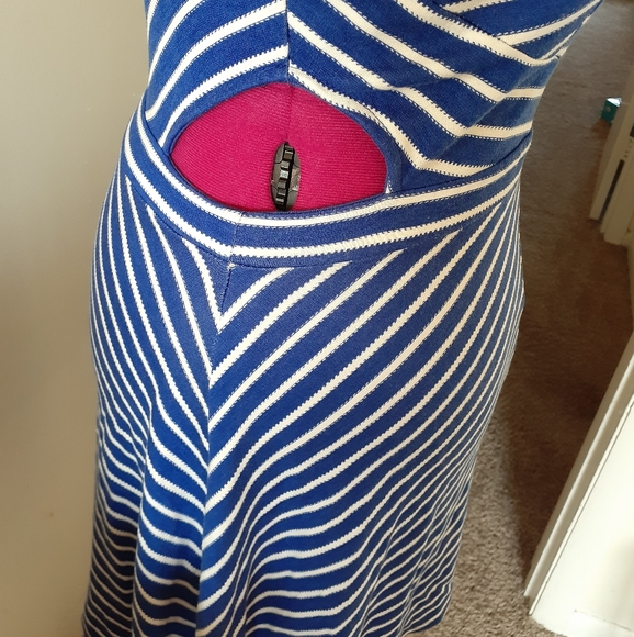 Dress - Picture 3 of 4